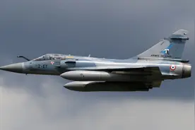 俄军苏-27战机在黑海上空拦截伴飞法国幻影2000战斗机图片
