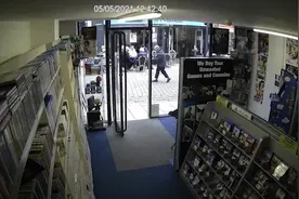 美国一名快递员低头玩手机撞碎商店玻璃窗 造成1万元损失图片