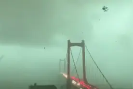 湖北连发103条天气预警，武汉瞬间天黑狂风暴雨视频封面