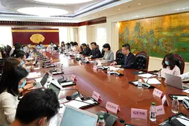 青少年儿童如何防控近视？教育部《学前、小学、中学等不同学段近视防控指引》来啦图片