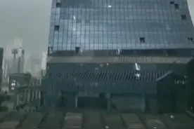 武汉通报大风中高空吊篮撞楼两工人死亡 涉事企业回应：事发前曾要求所有项目停工图片