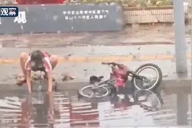 暴雨中的乐山 小女孩一个动作温暖整座城图片