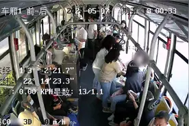 暖心！女孩公交车上失去意识 警车开道警民合力送院抢救图片