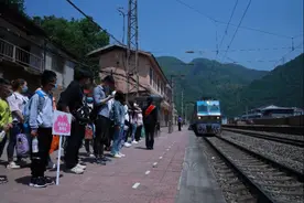 慢火车6063次：穿越秦岭63载，跨行三省最低票价仅1元图片