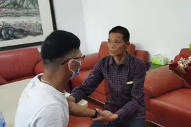 “终于找到你！”这个拥抱，他们等了22年图片