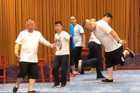 接地气！郭德纲穿大裤衩排练动作灵活 脚上黑布鞋显眼图片