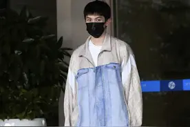 喜剧人行为！林墨裤子穿反了丝毫不妨碍插兜图片