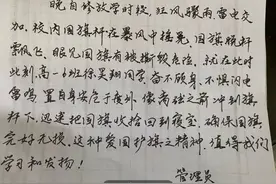 风雨大作时衢州两名高一男生顶风冒雨捡回吹落的国旗，宿管员喊话学校：请表扬他们图片