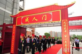 温情！华师一附中举行高三学生成人仪式图片