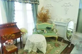 她在“娃娃屋”里造梦图片