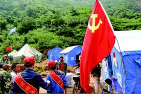 西部地震灾区：重建家园的路，党旗来指引图片