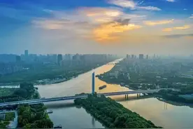 城市24小时 | 人口净流出30年，这座万亿之城终“转正”图片