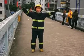 又是它！挂在行道树上朝人吐信子，消防员三招捕获图片