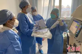 草原上的“白衣天使”：头戴燕帽的提灯人图片