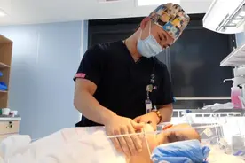 致敬护士节｜孔武有力，不失柔情的儿医“男丁格尔”视频封面