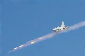 战鹰呼啸 凌厉出击——空军某飞行训练基地实弹训练掠影图片