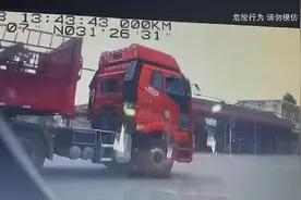 “停车！快停车！你车后面挂了两个人！”图片