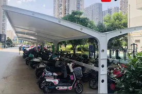 地面充电桩、停车雨棚、电梯报警系统.......这个小区，为防电动车上楼妙招频出图片