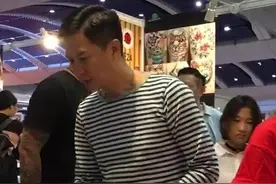 张家辉爱女近照曝光 挽手臂依偎父亲身旁画面温馨图片