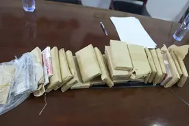 废弃床头柜中捡到50万元，拾金不昧！这对姐弟全网点赞图片