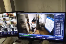 电动车要进电梯，湖北一妈妈强硬堵门70秒不让进，网友称赞：有勇气图片