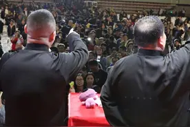 岳云鹏晒与孙越背影合照：搭档最重要的是互补图片