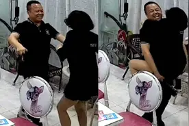 丈夫出差回来妻子高兴得跳上身拥抱，网友：隔着屏幕都被甜到视频封面