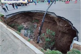 受雁翔路市政道路塌陷影响，西安地铁5号线理工大曲江校区站B口通道临时关闭图片