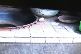 揪心！2岁半宝宝掉进开水锅！医生：孩子烫伤第一时间这样做图片