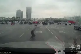 “合肥明珠广场行人坠桥”后续：姐妹俩查出精神疾病 家人对未来很迷茫图片