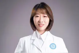 60岁婆婆眼角总是有眼屎 一查竟是眼睛长了结石图片