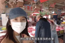 董洁母子牵手逛菜市场 12岁顶顶帅气可爱图片