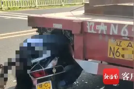 女子骑车送孩子上学与挂车相撞致1死1伤，事发海南文昌图片