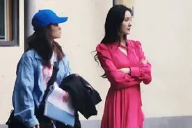 杨幂拍电视剧被路透 穿玫红长裙美艳十足图片