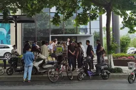 杭州一民警向老人喷辣椒水，已停职接受调查图片