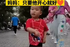 3岁萌娃跳广场舞又萌又带感 妈妈：只要他开心就好图片