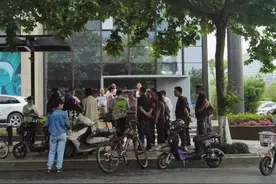 停职调查！民警用辣椒水喷90岁老人？官方通报图片