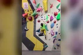 8岁女孩徒手攀爬12米岩壁仅用10秒 网友惊呼“这是会轻功吧”视频封面