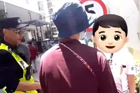 孩子趴垃圾堆捡瓶子疑被拐？亲爹：不好好读书 让他“体验生活”视频封面