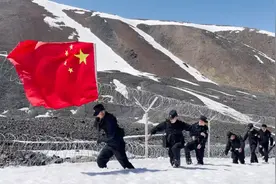 新疆边境民警夏日爬雪山巡边：积雪没过小腿，喝冰山水止渴
