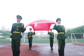 他曾是三军仪仗队员，退伍大学生返校组建国旗护卫队视频封面
