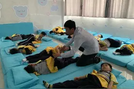 午休不用趴着！6所小学试行“午休课”让学生躺着睡图片