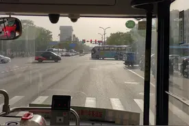 “疯狂的公交”因为这个00后火了 而“公交上的中国”更让他为之“疯狂”图片
