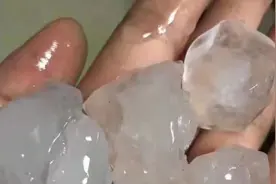 武汉出现雷暴大风冰雹极端天气，沪渝高速武汉西站入口关闭视频封面