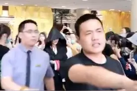 杨幂穿黑斗篷录《密室大逃脱》被粉丝簇拥 低调走过人群阵仗强大图片