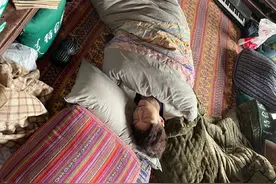 乔杉晒张艺兴素颜睡照 睡姿乖巧却因流口水遭到网友调侃图片