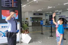 女孩跟父母来长沙旅游，遇到巡逻民警突然敬礼，民警称“被暖到了”图片