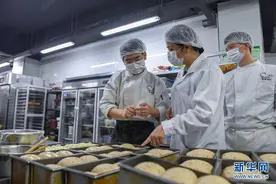 “丧子之痛”后 她为智障“孩子”建了个“家”图片