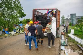 龙卷风过境：塔吊拦腰倒，厂房屋顶被掀翻，多方紧急救援图片