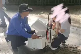 西湖边，年轻妈妈抱着婴儿卖酸梅汁，执法人员：剩下的我都买了图片